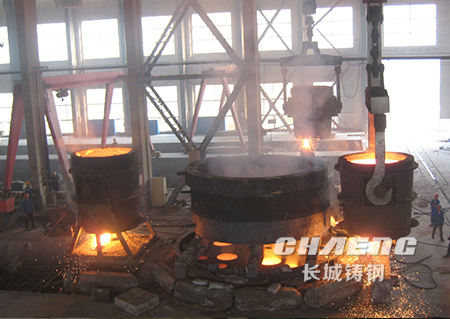 steel casting pouring